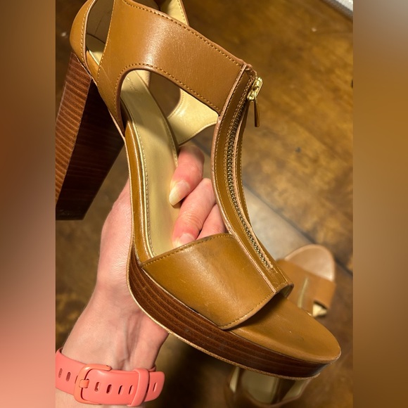 Michael Kors 9 Berkeley T strap sandals in Luggage - Picture 9 of 11